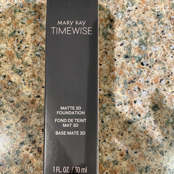 Mary Kay matte 3D foundation, Ivory W130 - Picture 2 of 2